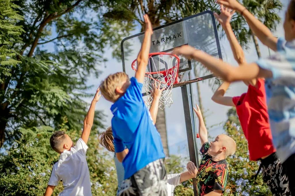 Skolans utegård med basketkorg och skuggande tak